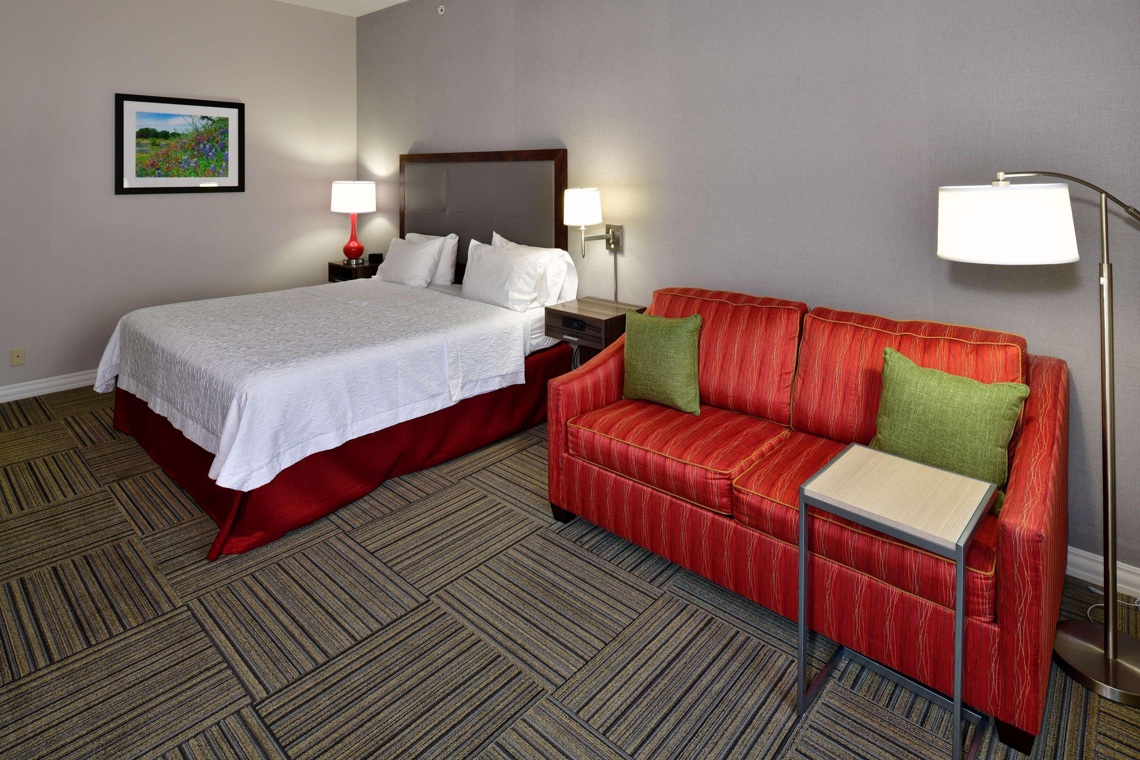 Hampton Inn & Suites Fredericksburg Exterior photo