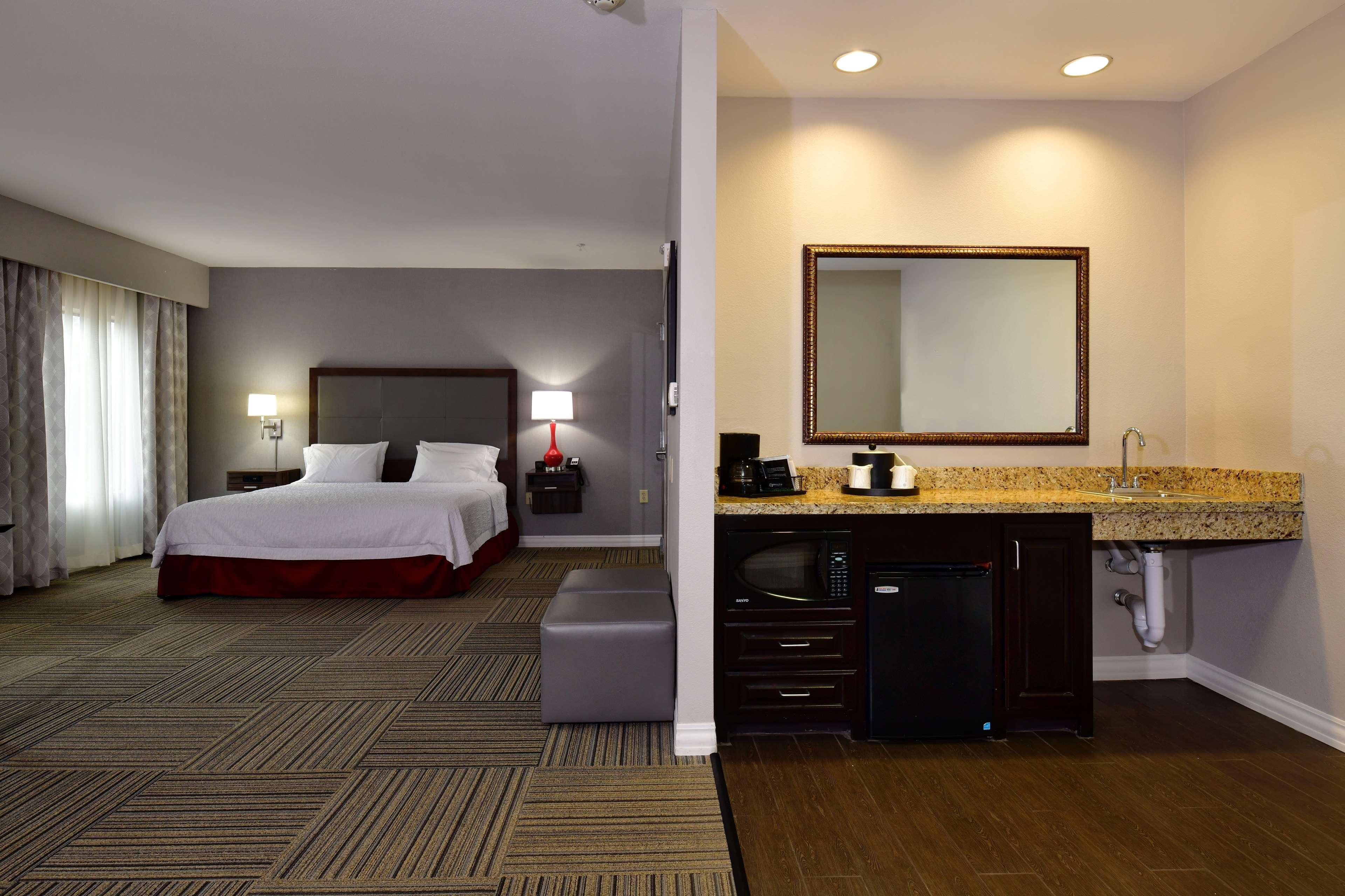 Hampton Inn & Suites Fredericksburg Exterior photo