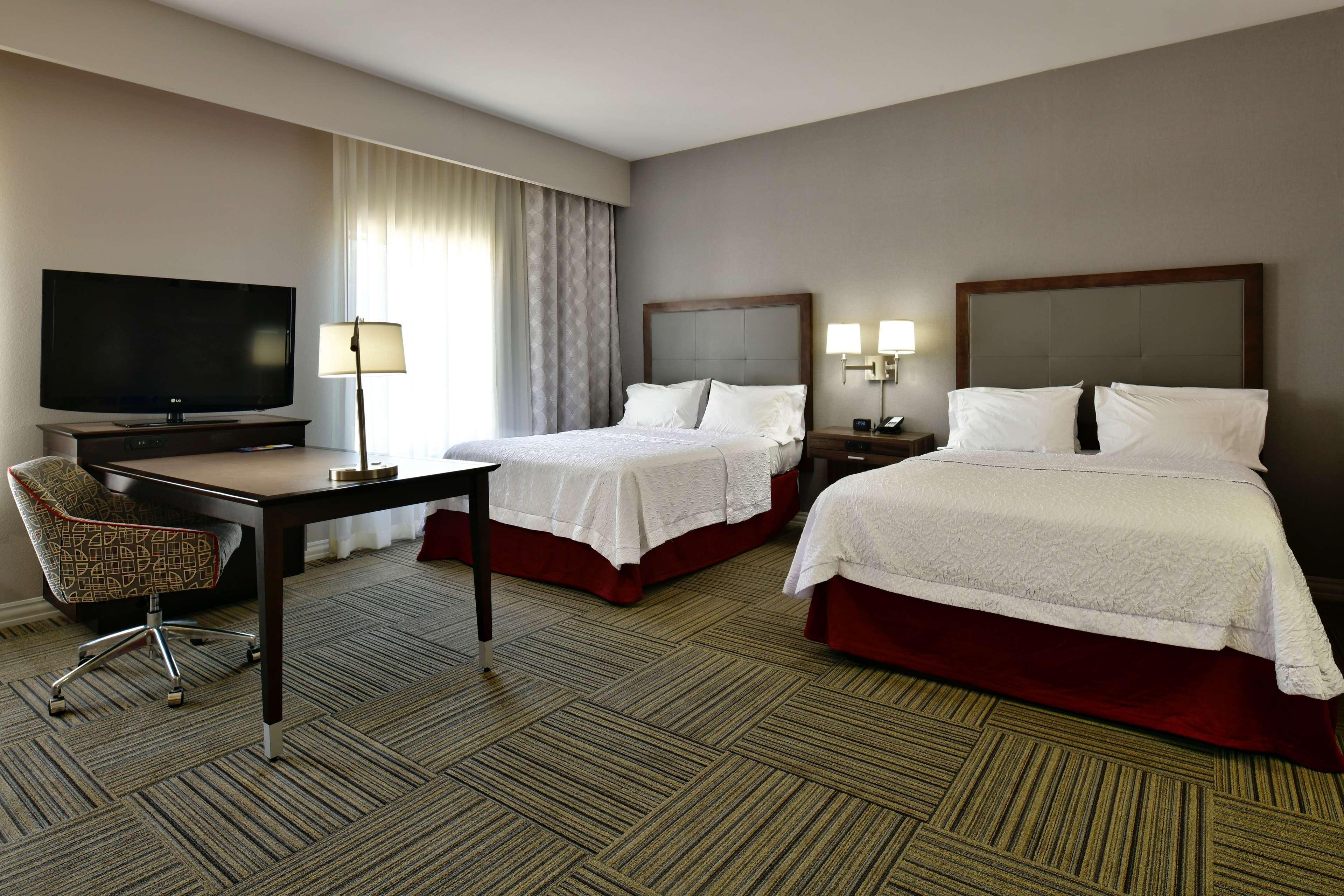 Hampton Inn & Suites Fredericksburg Exterior photo
