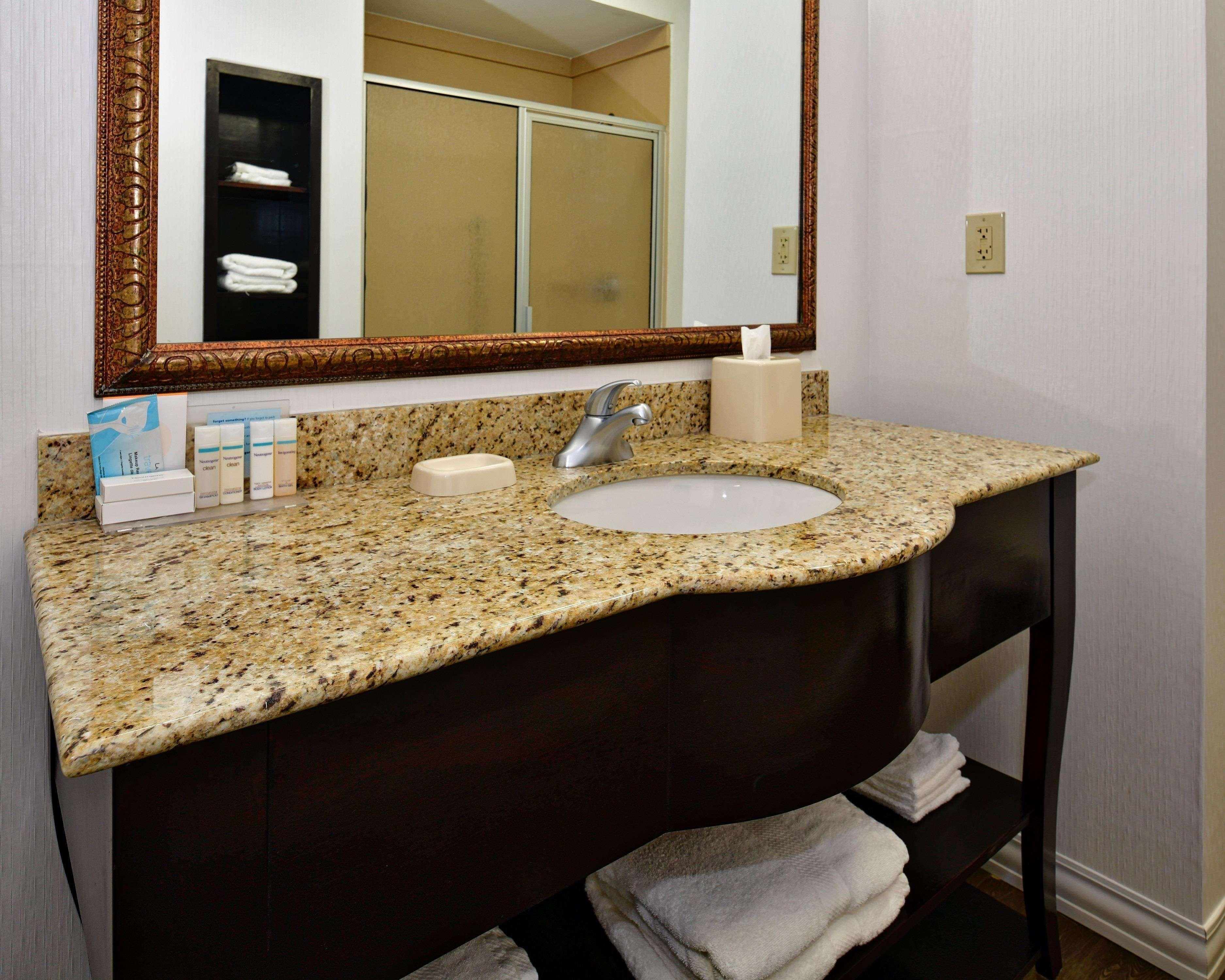 Hampton Inn & Suites Fredericksburg Exterior photo