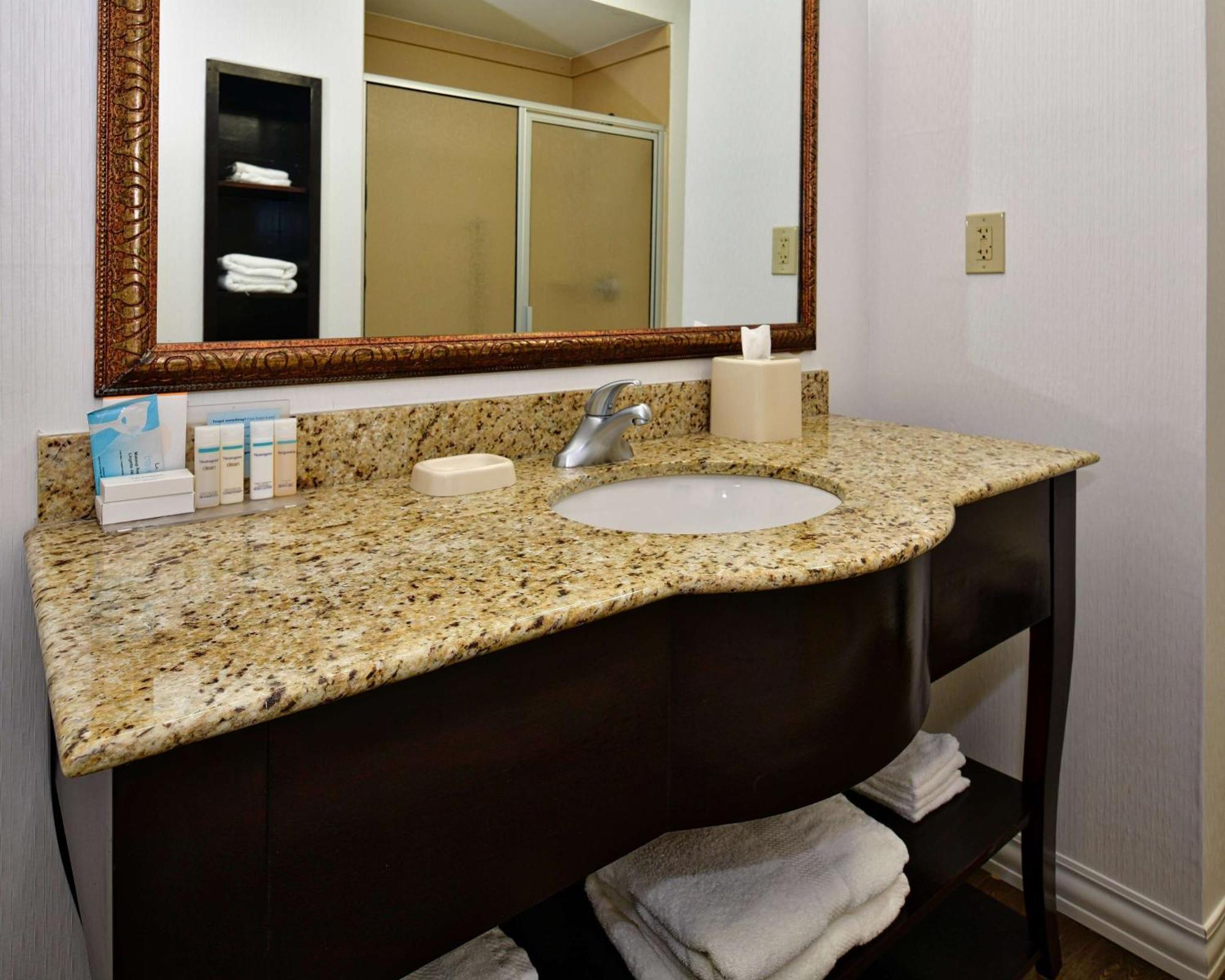 Hampton Inn & Suites Fredericksburg Exterior photo